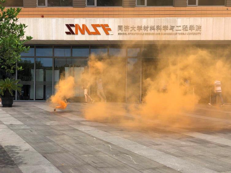 现场利用烟雾模拟火灾场景进行人员疏散演练
